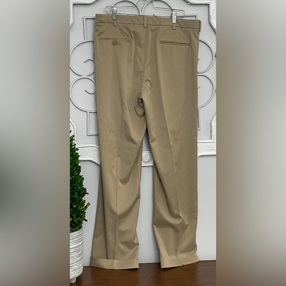 Men’s Pro Tour Khaki Slacks with Pleated Front 36x31 - Picture 3 of 9